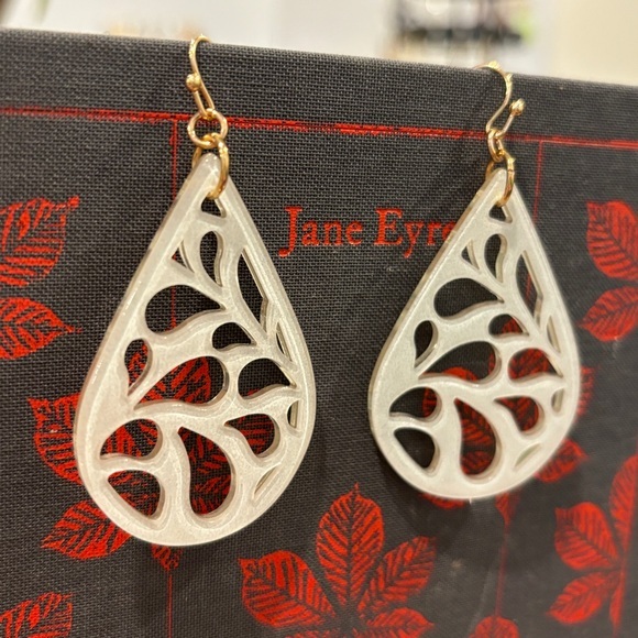 Tear drop‎ lazer cut white resin with clear coat finish earrings - Picture 3 of 9